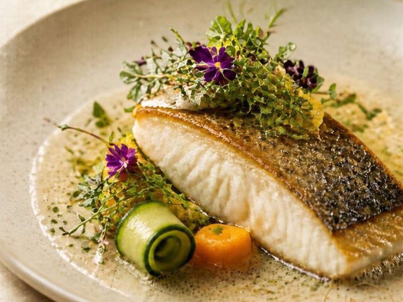 Filet de poisson cuit sur peau, courgette et fleurs comestibles, carte 2027 AMC Traiteur