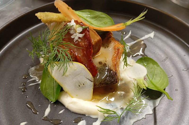 Plat festif AMC Traiteur : poitrine confite, poire et fenouil (menu Noël)